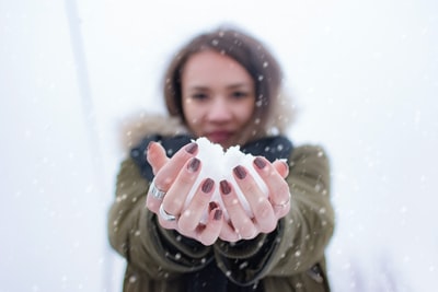 白天抱雪的女人